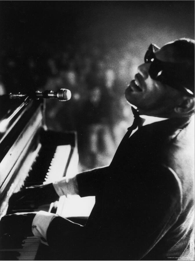 Music | Ray Charles Playing Piano in Concert – Art Music Art